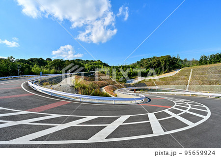 カーブが連続する山道のイメージ写真 95659924