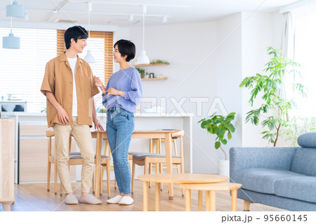 夫婦 カップル 家族 ライフスタイル リビング 夫婦 カップル 家族 ライフスタイル リビング 95660145