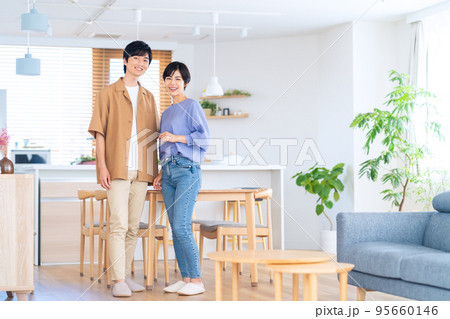 夫婦　カップル　家族　ライフスタイル　リビング 95660146