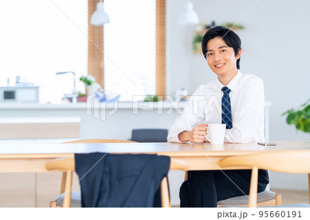 男性　朝　通勤　リビング　ビジネスマン　着替え 95660191