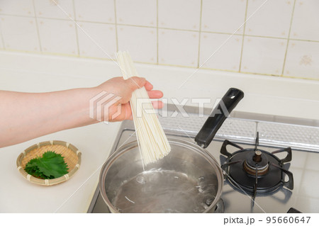 【ミドル主婦が素麺を茹でる】 【ミドル主婦が素麺を茹でる】 95660647