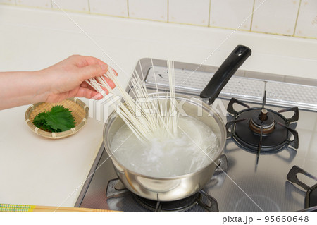 【ミドル主婦が素麺を茹でる】 95660648