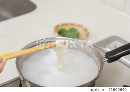 【ミドル主婦が菜箸を使って素麺を茹でる】 【ミドル主婦が菜箸を使って素麺を茹でる】 95660649