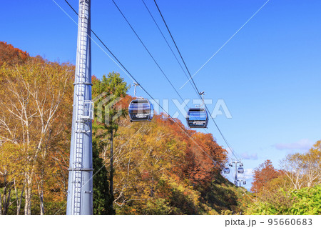 秋の野沢温泉紅葉見頃な長坂ゴンドラからの眺望 95660683