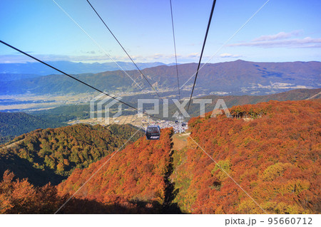 秋の野沢温泉紅葉見頃な長坂ゴンドラからの眺望 95660712