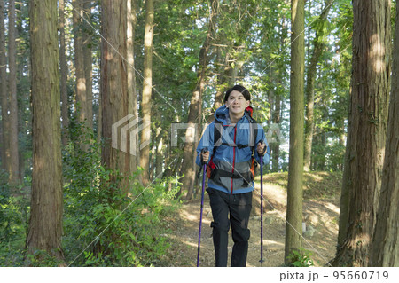 トレッキングする男性 95660719