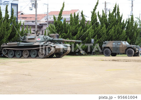 陸上自衛隊の74式戦車と軽装甲機動車 95661004