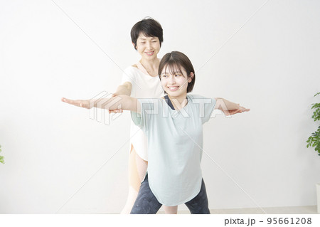 ヨガインストラクターとヨガをする女性 ヨガインストラクターとヨガをする女性 95661208
