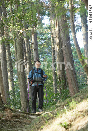 山歩きする男性 山歩きする男性 95661302