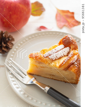 りんごとヨーグルトのケーキと新鮮な林檎 95661381