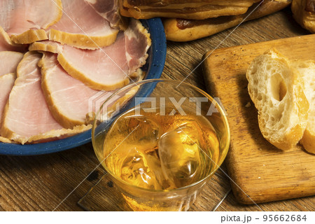 手作りハムとベーコン 95662684