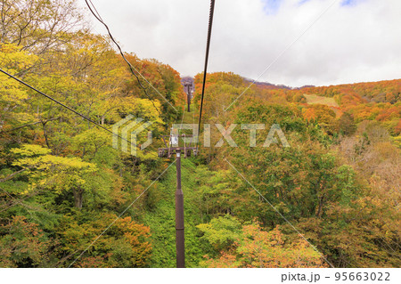 紅葉見頃な妙高山とスカイケーブル 紅葉見頃な妙高山とスカイケーブル 95663022