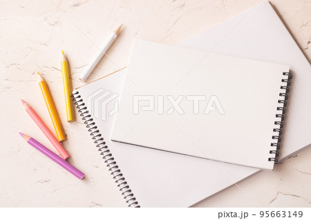 パステルカラーの色鉛筆とスケッチブック大小白紙 95663149