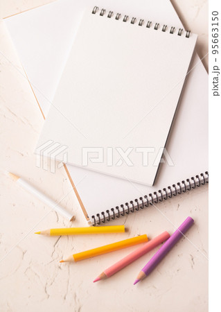 パステルカラーの色鉛筆とスケッチブック大小白紙 95663150