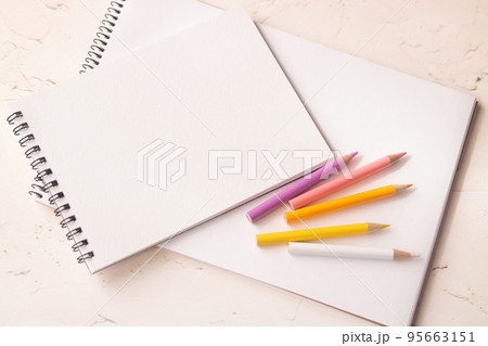 パステルカラーの色鉛筆とスケッチブック大小白紙 パステルカラーの色鉛筆とスケッチブック大小白紙 95663151