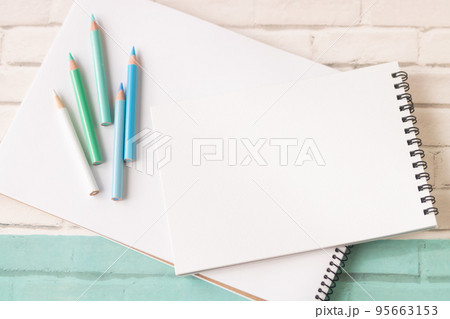 パステルカラーの色鉛筆とスケッチブック大小白紙 95663153