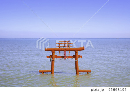有明海の神秘的な風景 大魚神社の海中鳥居 (佐賀県) 有明海の神秘的な風景 大魚神社の海中鳥居 (佐賀県) 95663195