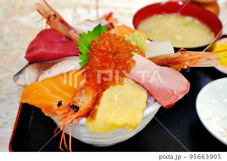 北海道名物 「 海鮮丼 」 95663905