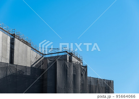 建設現場の足場と養生シート 建設現場の足場と養生シート 95664066