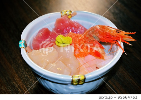 北海道名物 「 海鮮丼 」 95664763