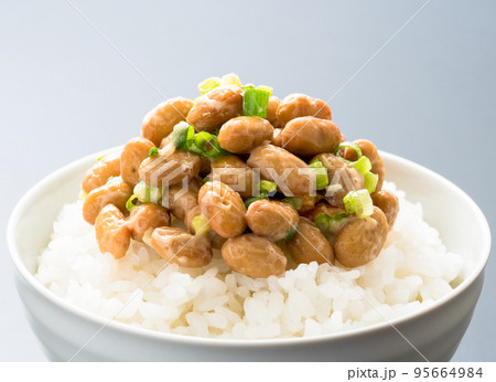 大粒の納豆とネギがのっているごはん。 95664984