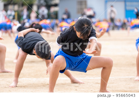 運動会でソーラン節を踊る小学生 95665043