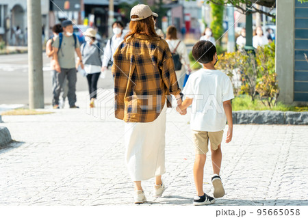 街中を手をつないで歩いている日本人の母と子供 95665058