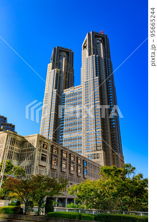 東京 西新宿の都市風景 東京都庁第一本庁舎と東京都議会議事堂 東京 西新宿の都市風景 東京都庁第一本庁舎と東京都議会議事堂 95665244