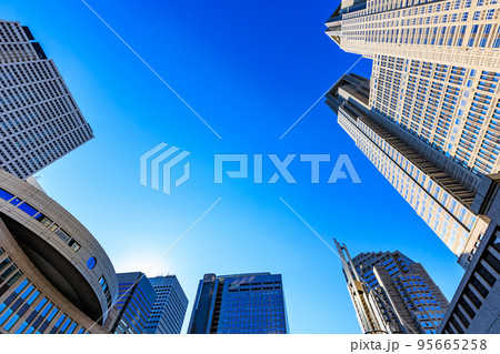東京　西新宿の都市風景　東京都庁都民広場から見る東京都庁第一本庁舎 95665258