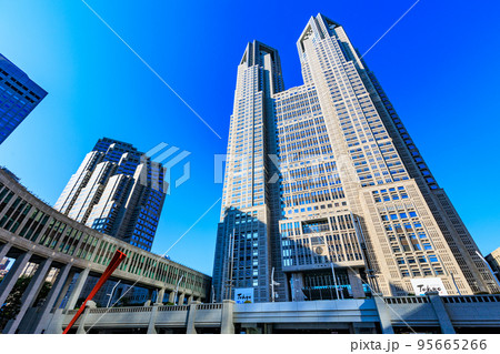 東京　西新宿の都市風景　東京都庁都民広場から見る東京都庁第一本庁舎 95665266