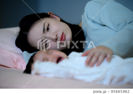 悲壮感漂う夜泣き対応をするワンオペ育児のアップ 95665962