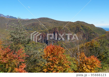 明知平より望む 屛風岩 紅葉の風景(奥日光⦆ 明知平より望む 屛風岩 紅葉の風景(奥日光⦆ 95666123
