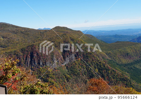 明知平展望台より望む 屛風岩 紅葉の風景(奥日光⦆ 明知平展望台より望む 屛風岩 紅葉の風景(奥日光⦆ 95666124