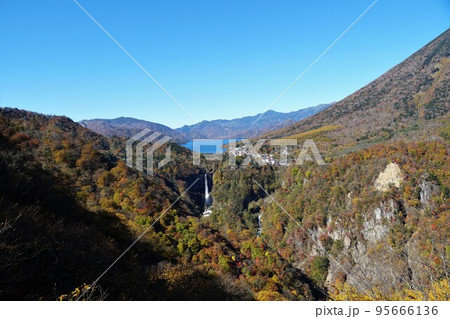 明知平展望台より望む　中禅寺湖・華厳の滝　紅葉の風景（奥日光｠ 95666136