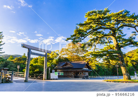 伊勢神宮内宮 朝日に照らされる宇治橋鳥居 伊勢神宮内宮 朝日に照らされる宇治橋鳥居 95666216