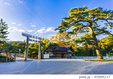 伊勢神宮内宮 朝日に照らされる宇治橋鳥居 伊勢神宮内宮 朝日に照らされる宇治橋鳥居 95666217