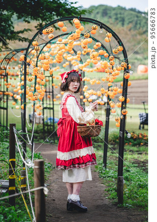 ハロウィンのかぼちゃと仮装をした女性 ハロウィンのかぼちゃと仮装をした女性 95666783