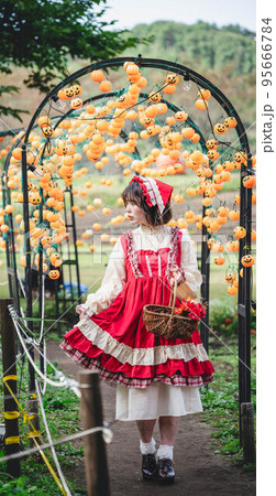ハロウィンのかぼちゃと仮装をした女性 ハロウィンのかぼちゃと仮装をした女性 95666784
