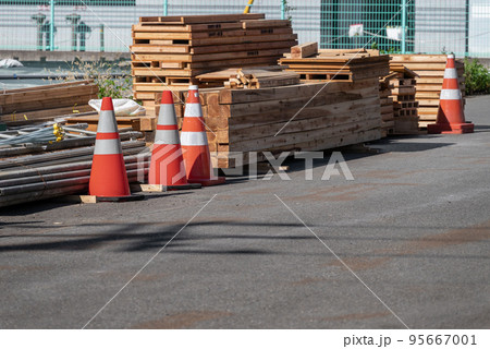 建設現場の資材置場　型枠材の搬入 95667001