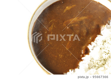 耐熱皿に盛られた熱々チーズカレーライスを白背景で俯瞰撮影 95667366