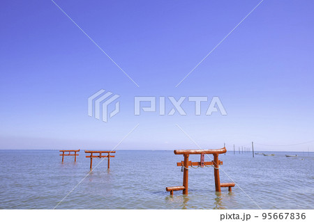 有明海の神秘的な風景 大魚神社の海中鳥居 (佐賀県) 有明海の神秘的な風景 大魚神社の海中鳥居 (佐賀県) 95667836