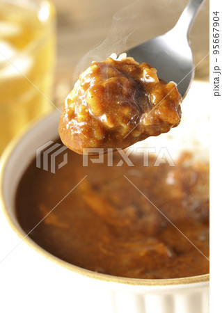 耐熱皿に盛られた熱々チーズカレーライスとお茶 耐熱皿に盛られた熱々チーズカレーライスとお茶 95667904