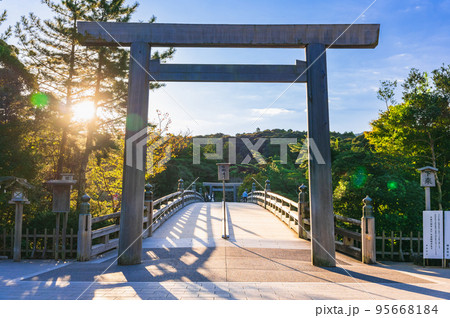 伊勢神宮内宮 朝日に照らされる宇治橋鳥居 伊勢神宮内宮 朝日に照らされる宇治橋鳥居 95668184