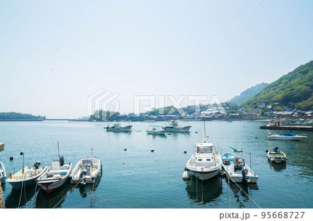 広島 鞆の浦の海と港町 95668727