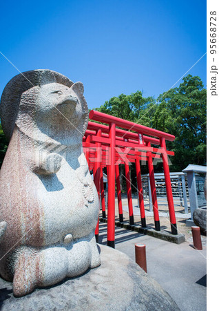 香川 屋島寺で参拝者を迎える狸の石像 香川 屋島寺で参拝者を迎える狸の石像 95668728