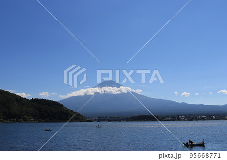 河口湖と富士山 95668771