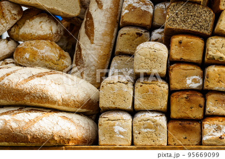 Many rustic fresh bread loaves 95669099