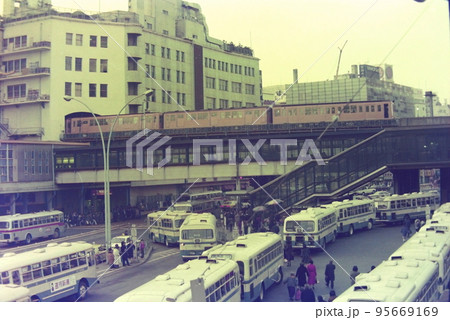 渋谷駅東口の光景、銀座線の電車と都営バス、1977年2月24日撮影 95669169