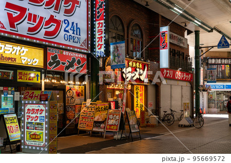 【神奈川県】川崎駅前の商店街 【神奈川県】川崎駅前の商店街 95669572