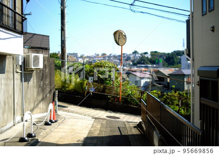 【横浜市】坂が多い住宅街 95669856